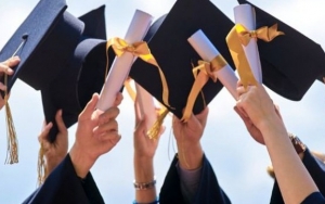 Mahasiswa Universitas Cenderawasih Wisuda Online, Orangtua Bertugas Pindahkan Tali Toga Bikin Haru