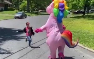 Tak Ingin Tularkan Virus Corona, Nenek Ini Rela Pakai Kostum Unicorn untuk Temui Cucunya