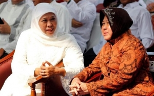 Walkot Risma Ngamuk, Khofifah Blak-Blakan Soal Mobil PCR yang Dialihkan ke Luar Surabaya