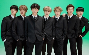 BTS Rilis Potret Keluarga Tahunan, Dandanan 'Elvis' Jungkook Paling Disorot