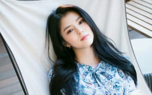 Pose Santai Han So Hee Goleran di Tanah Justru Bikin Netizen Iri Gara-Gara Ini