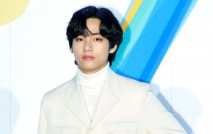 V BTS Geli Dibucinin Reporter Pakai Judul-Judul Artikel Super Lebay