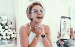 Nikita Mirzani Pose Jungkir Balik Sambil Melet, 'Tombol' Kelihatan Picu Perdebatan