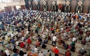 Jadi Zona Merah COVID-19, Warga Banda Aceh Tetap Gelar Salat Jumat Berjamaah Di Masjid