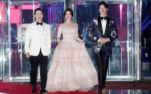 Baeksang Arts Awards 2020: Suzy Secantik Dewi Diapit Shin Dong Yup dan Park Bo Gum di Red Carpet