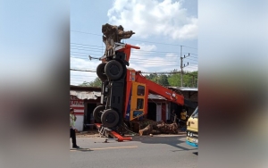Heboh Crane Terjungkal Saat Angkat Pohon Dikaitkan Hal Mistis, Ini Kata Camat