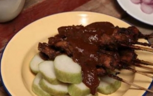 Mengaku Sudah 8 Tahun Berjualan, Penjual Sate Ayam Ini Diduga Pakai Daging Busuk