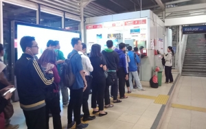 PSBB Transisi Picu Antrean di Stasiun KRL Jabodetabek, Disiplin Penumpang Jaga Jarak Disorot