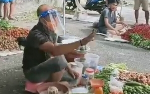 Terniat, Bupati Ini Menyamar Jadi Pedagang Sayur Kampanyekan Protokol COVID-19 di Pasar