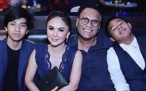 Yuni Shara Bagikan Momen Langka Bareng Mantan Suami Saat Rayakan Wisuda Anak, Tuai Pujian Selangit