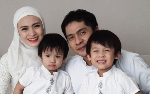 Adi Nugroho Potong Rambut Anak Pakai Gayung, Hasilnya Bikin Donita Kesal