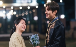 Senyum Lee Min Ho Disamperin Kim Go Eun Syuting 'The King: Eternal Monarch' Tuai Sorotan