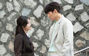 Ji Chang Wook Romantis Beri Arahan Kim Yoo Jung Saat Pemotretan 'Backstreet Rookie'