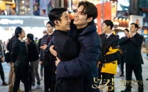Lee Min Ho Manyun Mangap Bareng Woo Do Hwan di Lokasi 'The King: Eternal Monarch' 