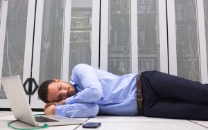 Jangan Dibiasakan, 8 Bahaya Ini Akan Mengintai Kesehatanmu Jika Terlalu Sering Tidur di Lantai