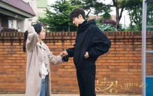 Lee Min Ho - Kim Go Eun 2 Kali Ciuman Hot di Final 'The King: Eternal Monarch', Kameramen Disemprot