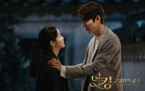 Lee Min Ho Tangkis Pukulan Kim Go Eun di Lokasi 'The King: Eternal Monarch' Jadi Bahan Gosip