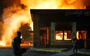 Buntut Penembakan Pria Kulit Hitam Oleh Polisi AS, Massa Gelar Aksi Demo dan Bakar Restoran Wendy's