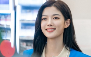 Kim Yoo Jung Tampil Berani di Foto Adegan Terbaru, Kemampuan Akting Dipuji Staf 'Backstreet Rookie'
