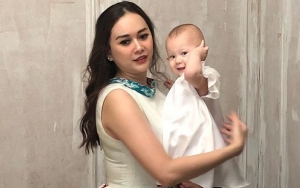 LDR dengan Suami Bule, Aura Kasih Rayakan Ultah Pertama Sang Putri Lewat Foto-Foto Ini
