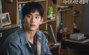 Kim Soo Hyun Nyengir di Lokasi Syuting 'It's Okay to Not Be Okay' Dibilang Selfie Terburuk