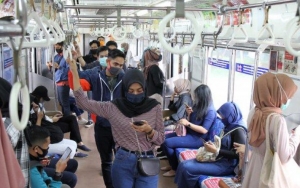 Penggunaan Ponsel di KRL Tingkatkan Risiko Terpapar COVID-19, Ini Faktanya