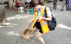 Langgar PSBB, Wanita Cantik Ini Kena Sanksi Sosial Akibat Risi Saat Dihukum Sapu Jalanan