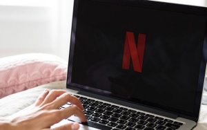 Dampak Kecanduan Netflix dalam 20 Tahun Bikin Bentuk Tubuh Bak Punuk Unta