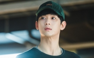 Kim Soo Hyun Pose Keren Syuting 'It's Okay To Not Be Okay', Fans Berasa Dikode