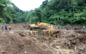 Kronologi Nenek 90 Tahun Selamat Usai 3 Jam Tertimbun Longsor Di Tasikmalaya