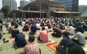Cegah Penularan COVID-19, Jamaah Salat Jumat Rela Kepanasan Lantaran AC Masjid Tak Dinyalakan