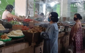 Tekan Penyebaran COVID-19, Puluhan Pasar Tradisional di Surabaya Dipasangi Tirai Plastik