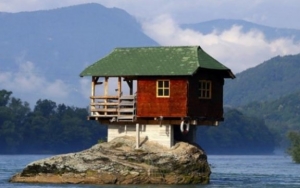 Heboh Rumah Kayu Nongkrong di Tengah Sungai Drina, Jadi Objek Foto Populer Wisatawan