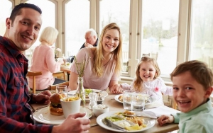 Ingin Makan di Restoran Saat New Normal? Terapkan 7 Tips Ini Untuk Mencegah Penyebaran Virus Corona
