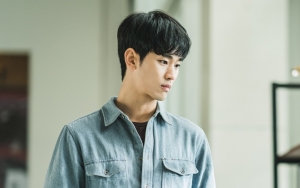 Adegan Kim Soo Hyun Robek Plastik Pakai Mulut di 'It's Okay To Not Be Okay' Buat Menggila