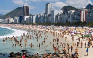 Catat Kasus Corona Tertinggi Kedua Setelah AS, Warga Brasil Malah Tumpah Ruah di Pantai