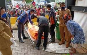 Kisah Pilu Wanita Tangisi dan Peluk Jenazah Suaminya, Diduga Kena Corona