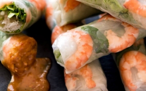 Ngeri! Viral Video Seorang Wanita Temukan Bayi Siput Saat Makan Vietnam Roll