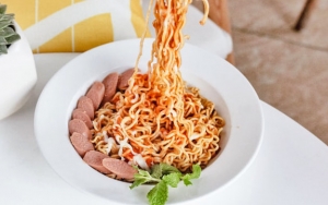 Terlalu Banyak Makan Mi Instan Sampai Muntah Darah, Pria Ini Divonis 'Hukuman Berat' 