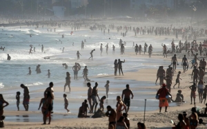 Tembus 42 Ribu Kasus Positif Corona Sehari, Santainya Warga Brasil di Pantai Jadi Sorotan