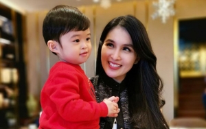 Bingung Harus Ngapain, Raphael Moeis Putra Sandra Dewi Akhirnya Main Botol Minum