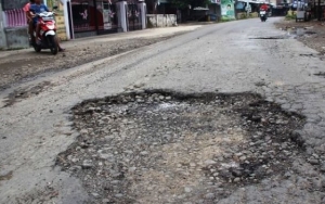 Tak Kunjung Diperbaiki, Warga Nekat Bertanam Padi di Jalan Rusak Berlumpur