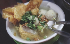 Viral Pedagang Bakso Ludahi Mangkuk Pembeli, Begini Fakta Asli Kejadiannya