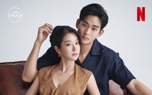 Kim Soo Hyun Gelap-Gelapan Rangkul Mesra Seo Ye Ji di 'It's Okay To Not Be Okay'