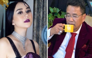 Aura Kasih Nongkrong Cantik di Parkiran, Hotman Paris Terpesona Malah Dicuekin?
