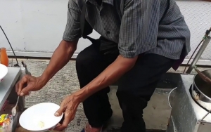 Heboh Pedagang Bakso Ludahi Mangkuk Pembeli Untuk Penglaris, IDI Langsung Minta Dites Corona