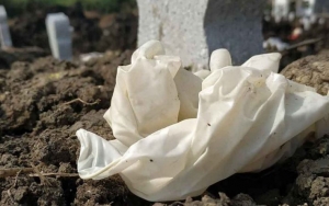Limbah APD COVID-19 Berserakan di Tanah Makam Bikin Warga Surabaya Resah