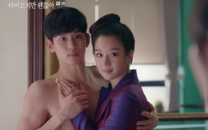 Momen Seo Ye Ji Nafsu Sentuh Abs Kim Soo Hyun di 'It's Okay to Not Be Okay' Sukses Bikin Ngakak