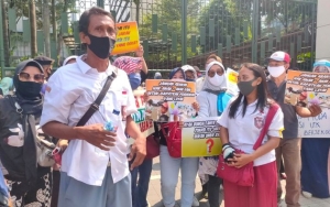 Kantor Nadiem Makarim 'Digeruduk' Ratusan Orangtua Siswa, Tuntut PPDB DKI Dibatalkan