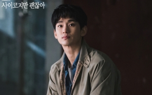 Bukan Seo Ye Ji, Kim Soo Hyun Romantis Sepayung Berdua Bareng Sosok Ini di Lokasi Syuting Drama